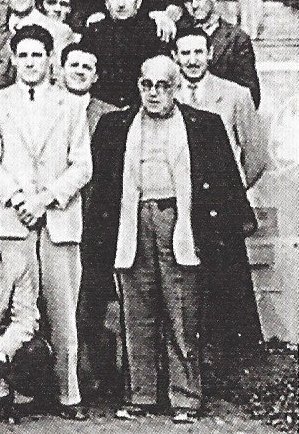 Don Sabino entre un grupo de personas.jpg