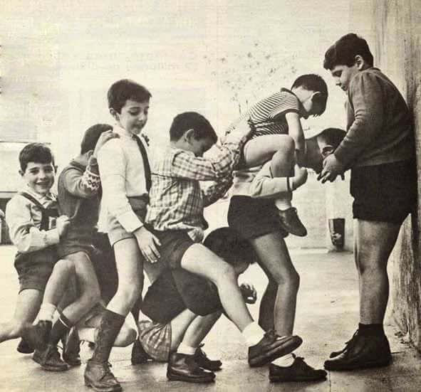 Chicotes jugando al burro