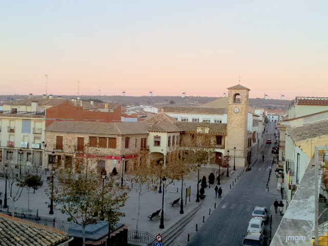 Plaza Mayor de Mota del Cuervo coronada por sus siete molinos de viento